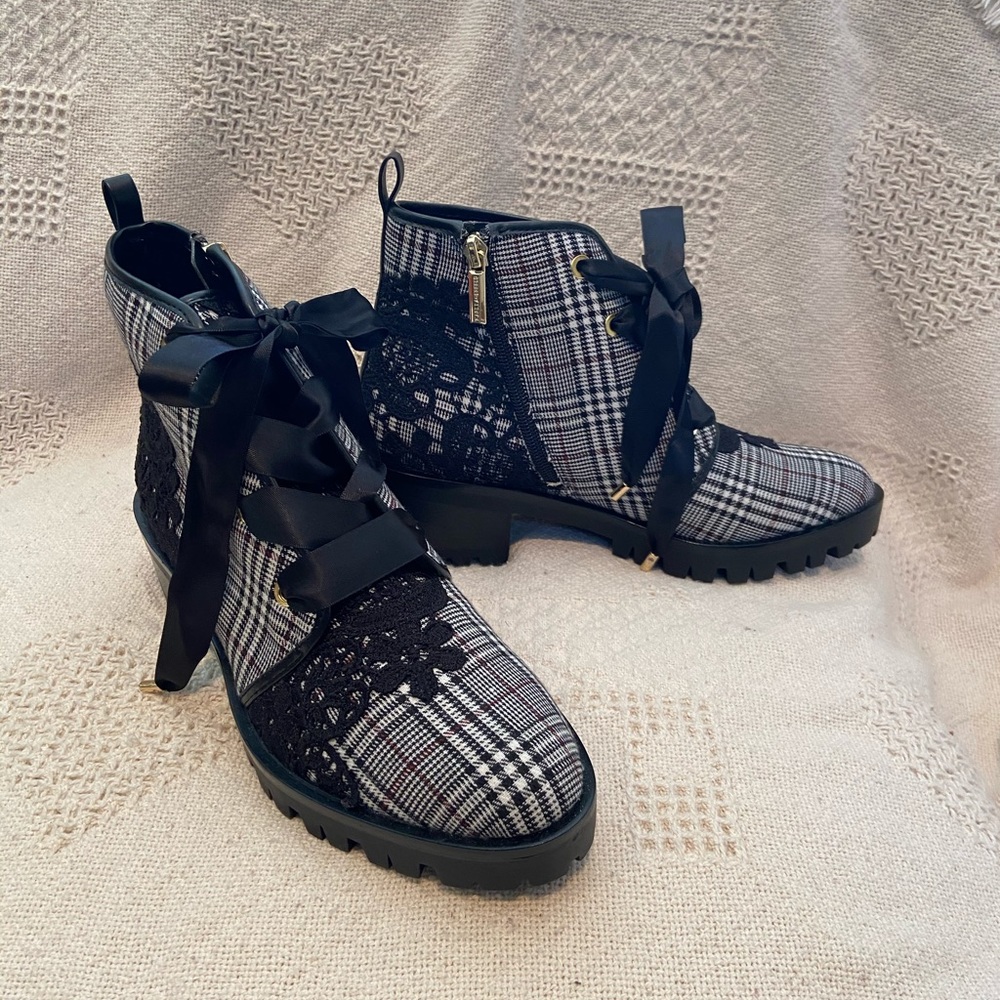 Karl Lagerfeld Paris Parker Platform